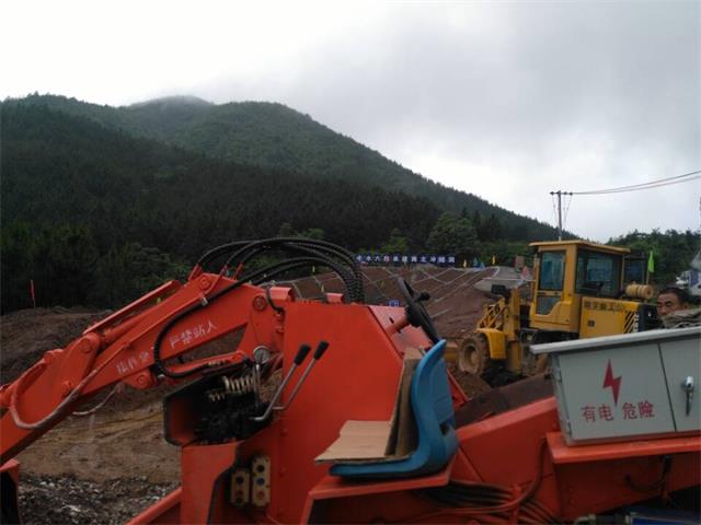 廣西扒渣機(jī).jpg